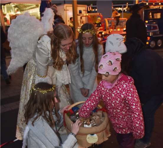 Christkind und Engel hattenfür Kinder jede Menge Geschenke dabei.