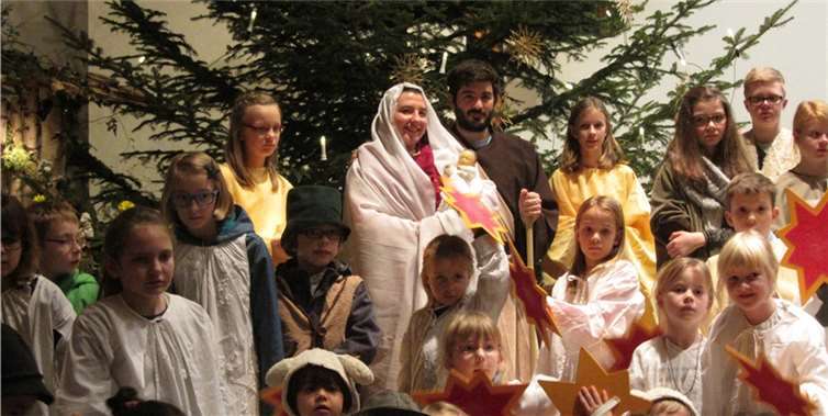 Christmette in der Pilgerkirche Schönstatt - Maria und Josef inmitten einer Sternenschar. privat