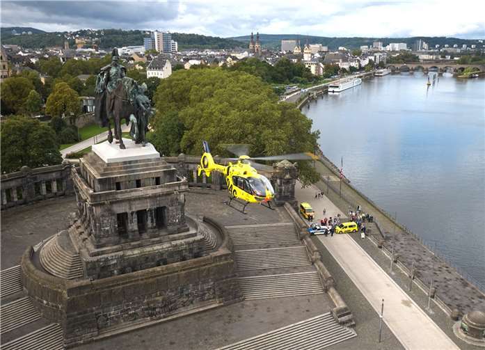 „Christoph 23“ über dem Kaiser-Wilhelm-Denkmal am Deutschen Eck im Anflug zur Jubiläumsfeier 50 Jahre Luftrettung in Koblenz.