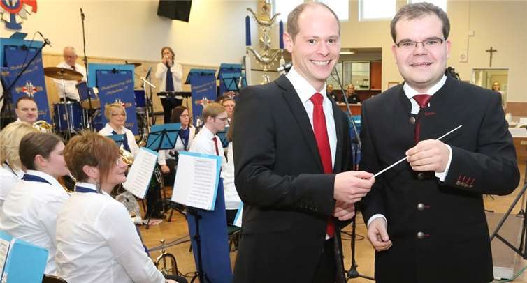 Christoph Ahlemeyer übergibt den Taktstock an Tobias Gasteier.