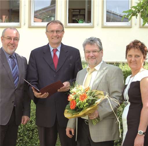 Christoph Becker (2.v.re.) aus Neuwied arbeitet seit 40 Jahren im öffentlichen Dienst. Zu den ersten Gratulanten zählten neben Landrat Rainer Kaul (2.v.l.) auch die stellvertretende Personalratsvorsitzende Birgit Eisenhuth und Büroleiter Manfred Thran. privat