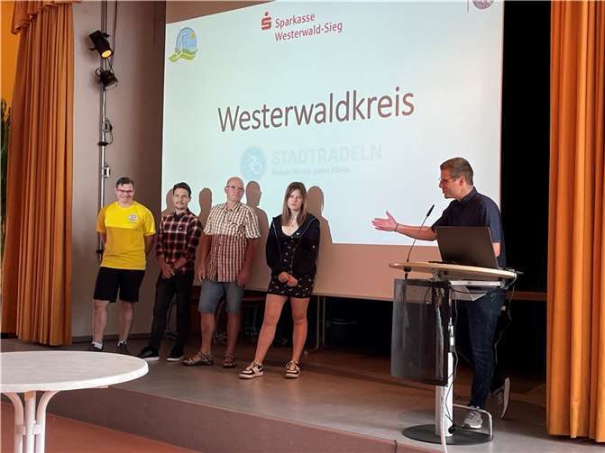 Christoph Brabender, Klimaschutzmanager des Westerwaldkreises, (rechts im Bild) übergab die Preise an die Vertreter des Schulteams der Freiherr-vom-Stein-Realschule Nentershausen.  Foto: Jonas Rechtsteiner