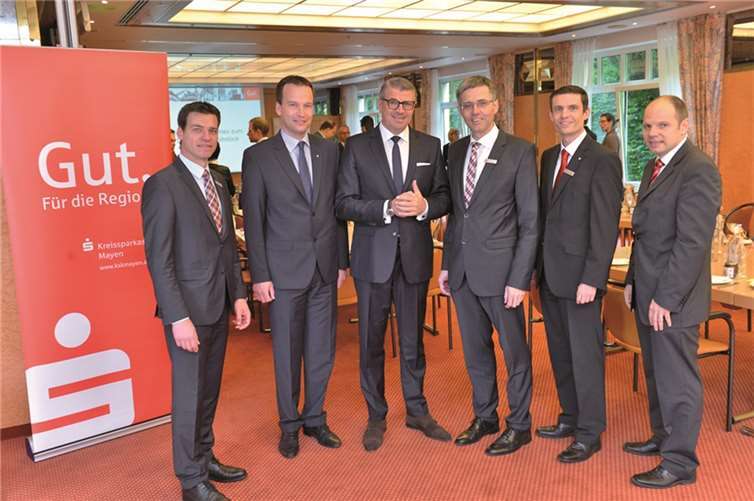 Christoph Buhr, Leiter Zentrale Firmenkunden; Christoph Weitzel, Vorstandsmitglied; Oliver Leidel, Abteilungsdirektor der Deka Bank; Karl-Josef Esch, Vorstandsmitglied; Marco Pung, Leiter FirmenkundenCenter und Stefan Zepp, Leiter VermögensberatungsCenter (v.l.n.r.). privat