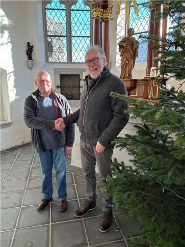 Christoph Buschmann (rechts) bedankte sich bei Wolfgang Schlags für die Ausrichtung der Konzerte in der St. Laurentiuskapelle des Florinshofes und für die Aufstockung des Spendenbetrages auf 1.000 Euro. Foto: Stefan Pauly/VG-Verwaltung Mendig