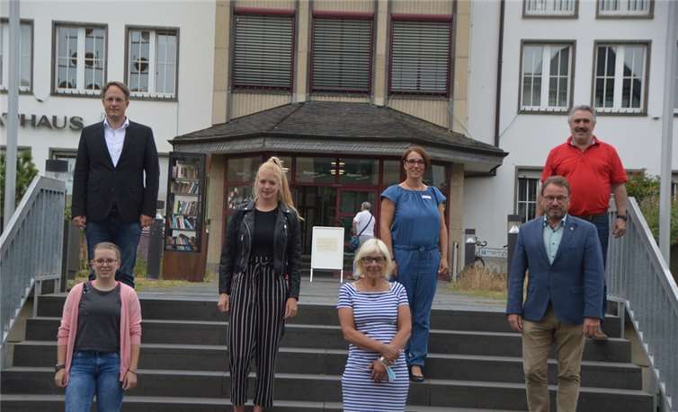 Christoph Buttner, Joy-Celina Böffgen, Jana Theisen, Cornelia Sekouri, Kerstin Luxem, Ralf Dietz und Oberbürgermeister Wolfgang Treis.