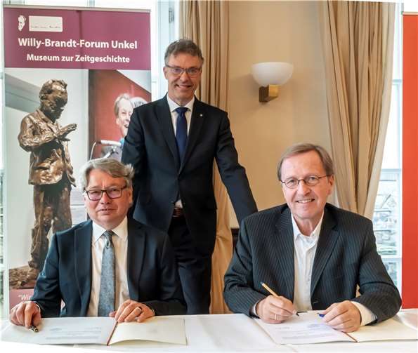 Christoph Charlier und Ulrich Schöler unterzeichnen den Kooperationsvertrag.