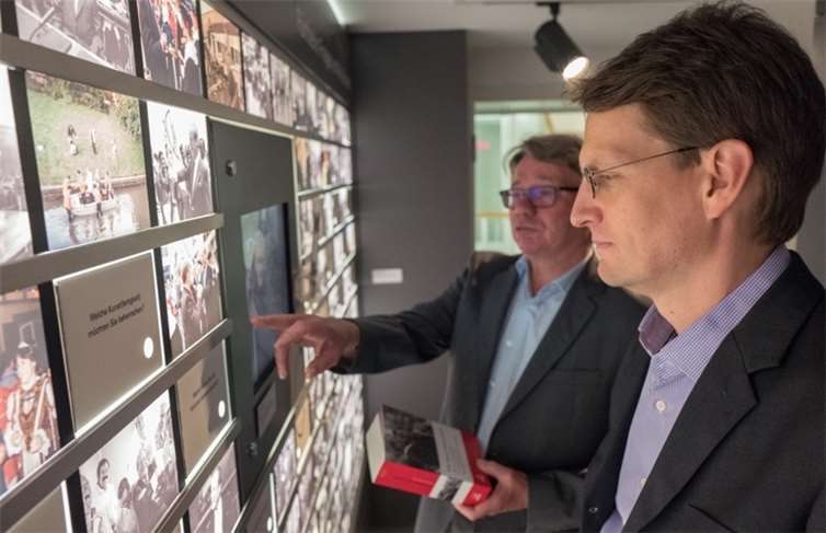 Bundeskanzler unter sich Christoph Charlier zeigte Meik Woyke die audio-visuellenInfo-Wände des Willy-Brandt-Forums Foto: -DL-