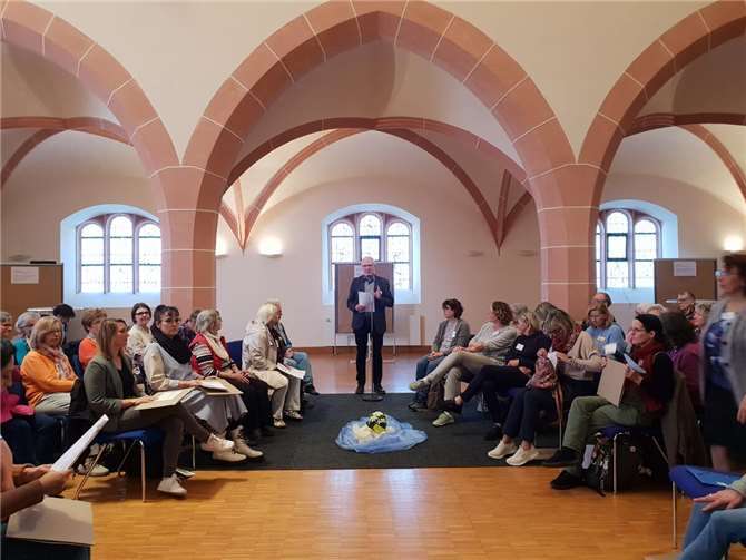 Christoph Drolshagen, der Leiter der Sparte Hospiz der Marienhaus-Gruppe begrüßte die Teilnehmenden beim Hospiz-Ehrenamtstag (Bildmitte).Foto: Claudia Schmitz