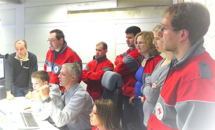 Christoph Falk erklärt die Arbeitsabläufe beim Eingang eines Notrufes. Thomas Bergmann, DRK Rhens