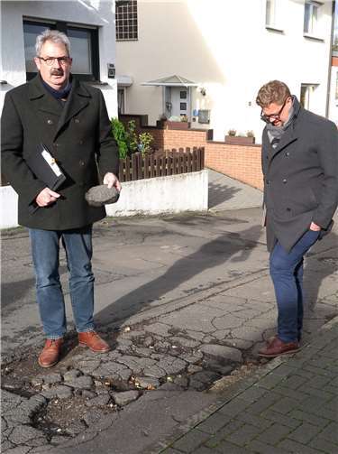 Christoph Fiévet (li.) und BG Swen Christian (Mitte) inspizieren den Straßenzustand „Im Kohlgarten“, FB-Leiter Christian Pohl dokumentiert die Schäden.Foto: Gemeinde Wachtberg