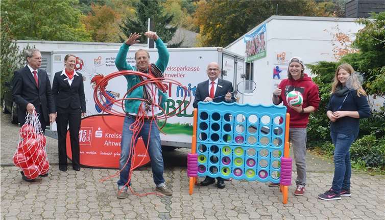 Christoph Frings (3.v.r.), Marktbereichsleiter der Kreissparkasse Ahrweiler, und Kerstin Holzberger (2.v.l.), Leiterin der Geschäftsstelle in Altenahr, freuten sich, die generalüberholten und mit neuen Spielgeräten ausgestatteten Spielmobile Achim Haag (l.), Bürgermeister der Verbandsgemeinde Altenahr, und seinen Jugendpflegern übergeben zu können. Kreissparkasse Ahrweiler