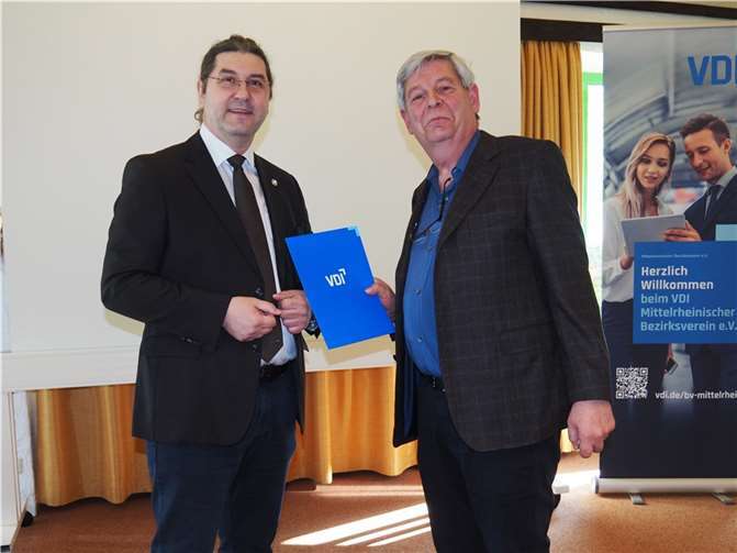 Christoph Gotthardt erhielt die Urkunde und das Ehrenabzeichen für seine 40-jährige Mitgliedschaft. Dazu gratulierte ihm der Vorsitzende Dr. Thomas Kinsky. Foto: VDI