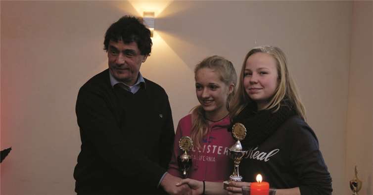 Christoph Grzembke, stellvertretender Vorsitzender Sport, bei der Ehrung von Franziska Wirtgen (re.) und Luisa Jäger (li.). privat