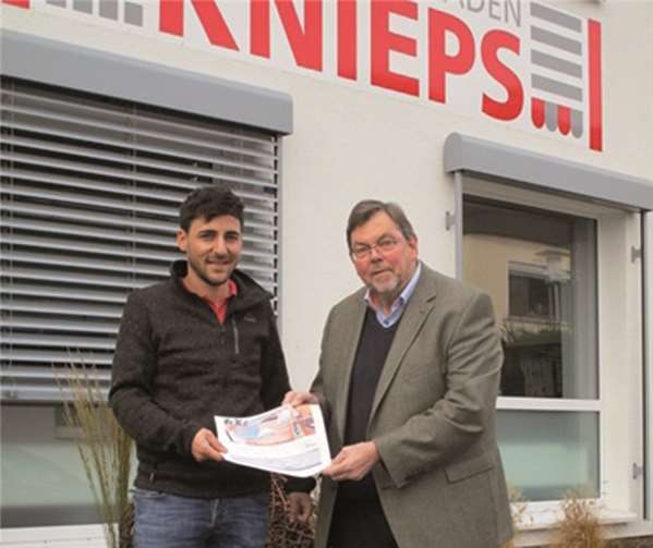 Christoph Hengsberg (Fa. Knieps) übergibt die Spende an Bernd Schiffarth, den Vorsitzenden des Fördervereins St. Josef Krankenhaus Adenau e.V. privat