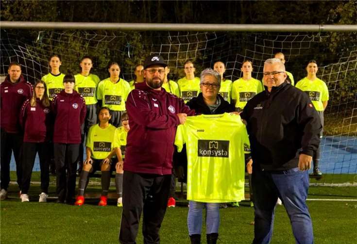 Christoph Heß, Niederlassungsleiter von Konsysta, übergab persönlich den Mädels die neuen Trikots.  Foto: 1. FFC Neuwied