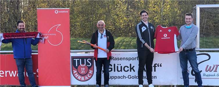 Christoph Heuser (re.) und Yilmaz Köroglu (li.) übergaben den neuen Trikotsatz an Rudolf Bauch (2.v.li.) und Sebastian Rausch (3.v.li.). Foto: privat