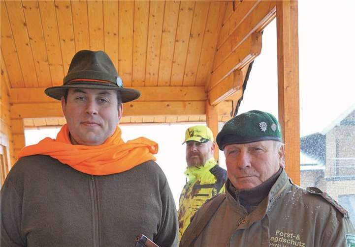 Christoph Holl (l.) und Horst Heuken unterrichten an der Jagdschule „Waidmannsdank“. MT