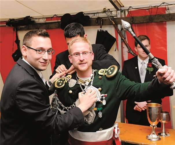 Christoph Holzberger bei der Übergabe der Königskette und des Zepters an Peter Ropertz. -FIX-