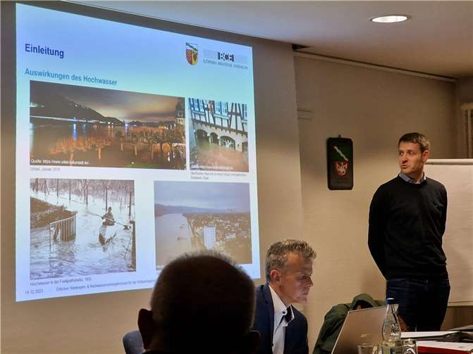 Christoph Ingenhoff (r.), Projektleiter der Beratungsgesellschaft, stellte dem Verbandsgemeinderat den Bearbeitungsstand des Starkregen- und Hochwasserschutzkonzeptes vor-  Foto: AWi