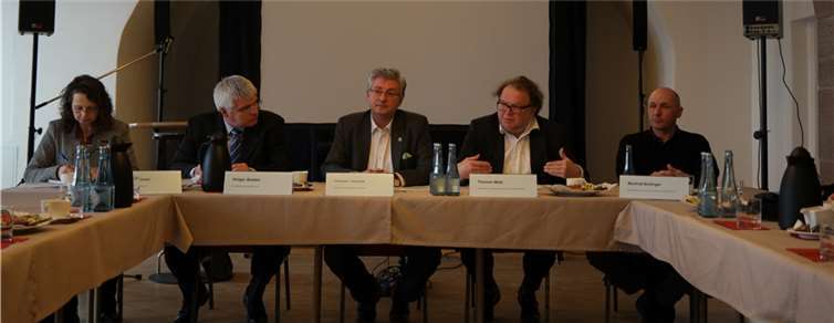 Christoph J. Schiewek, Projektmanager in der Niederlassung Koblenz des Landesbetriebs LBB und Holger Basten, Geschäftsführer des Landesbetriebs LBB, informierten in der Pressekonferenz über die Sanierung der alten Festungsanlage. ND