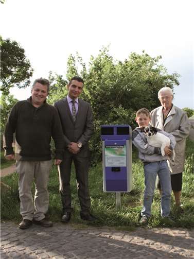 Christoph Klein und Manfred Greuel stiften weiteren Beutelspender.  Rolf Schuh