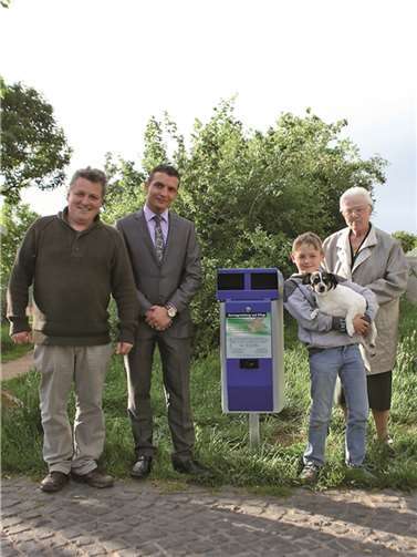 Christoph Klein und Manfred Greuel stiften weiteren Beutelspender. privat