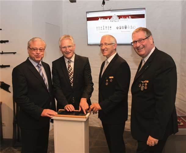 Christoph Kniel, Dieter Zimmermann, Willi Busch und Peter Diewald haben sichtlich Freude an der neuen Museumstechnik.  privat