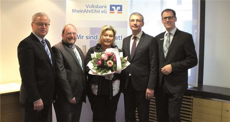 Christoph Kniel, Stefan Linden, Sascha Monschauer und Thomas Theisen gratulieren Nicole Schmickler zu ihrem Silberjubiläum. privat