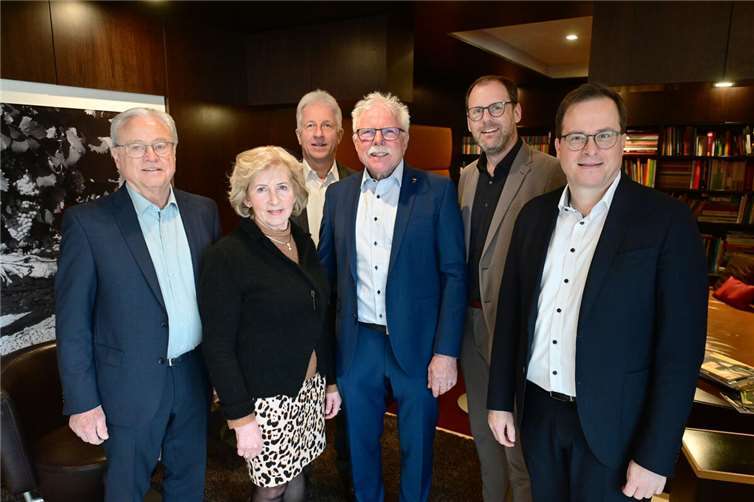 Christoph Kniel (ehemaliger Regionalmarktdirektor), Frau Sebastian, Martin Schäfer (neuer Regionalbeiratsvorsitzender), Alfred Sebastian (ehemaliger Regionalbeiratsvorsitzender), Thomas Theisen (Direktor Regionalmarkt AhrBrohltal) und Markus Müller (stellv. Vorstandsvorsitzender).  Foto: Martin Gausmann