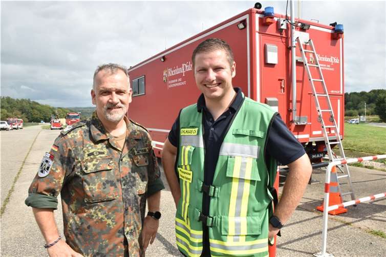 Bei Sprengung gab´s nur einen dumpfen Knall Christoph Kohlhaas von der Feuerwehr und Oberstleutnant Udo Güttner informierten die Medien. Foto: HEP