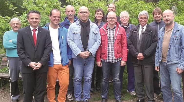 Christoph Kretschmer (2. v. r.), SPD-Ortsvorsteherkandidat für Arenberg-Immendorf, und Minister Roger Lewentz freuten sich mit den Sportlern aus Immendorf und Niederberg über die neue Streckenmarkierung. privat