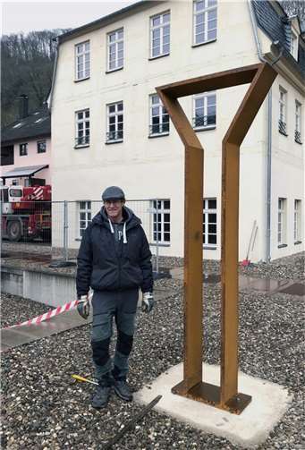 Christoph Mancke mit seiner Skulptur „Zeitfenster“.  Fotos: Stadt Bendorf