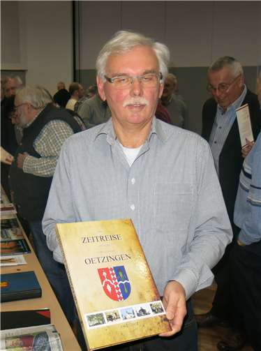 Christoph Menges zeigt stolz seine Chronik von Oetzingen.