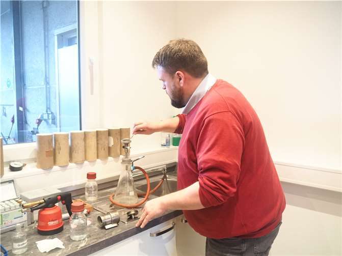 Christoph Mohr bei der mikrobiologischen Untersuchung der Wasserproben.