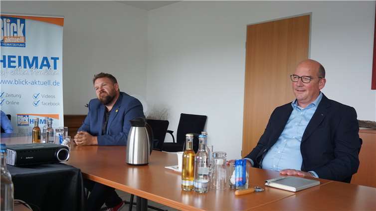 Christoph Mohr (l.) und Sascha Schoblocher stellen sich spannenden Fragen. Foto: ROB
