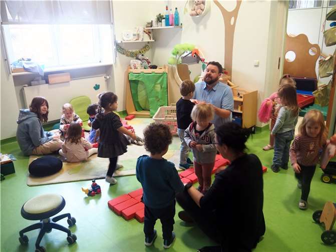 Christoph Mohr schnupperte in den Alltag des Nestgruppenbereichs im „Haus des Kindes“ hinein.  Foto: Stadt Bendorf