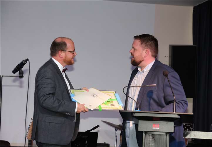 Christoph Mohr überreicht Johannes Arnold ein Präsent des Lehrerkollegiums.