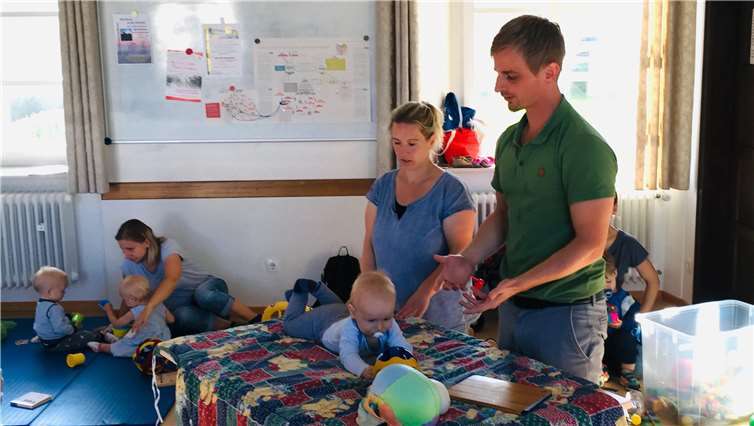 Christoph Müller im Elterncafé.Foto: Caritas
