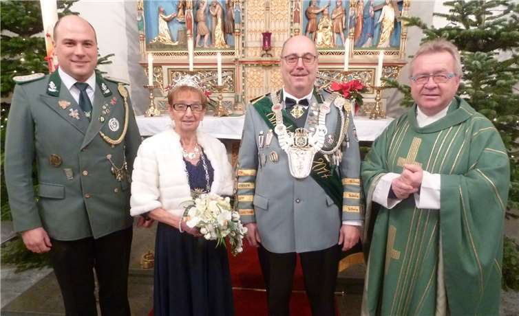 Christoph Nolden, Bundeskönigspaar Dorothea Leßnich und Hermann Joseph Degen, Pastor Birkenheier (v. l. n. r.) im Gottesdienst.privat