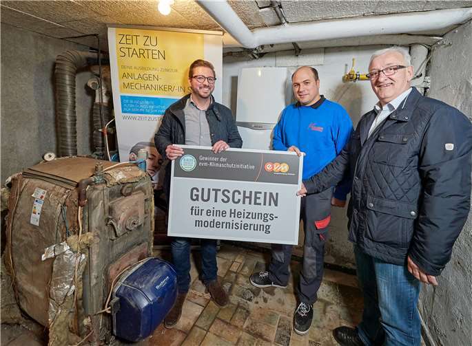 Christoph Nolden (Mitte) nimmt den Gewinn von Christopher Dold von der evm (links) und Reiner Hilger vom Heizungsbaubetrieb Hilger entgegen. evm/Ditscher