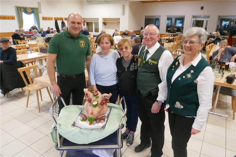 Christoph Nolden übergibt den Preis an Thomas Flamm mit Frau, zwischen Edeltraud und Marie-Luise, die den Kopf dekoriert haben.