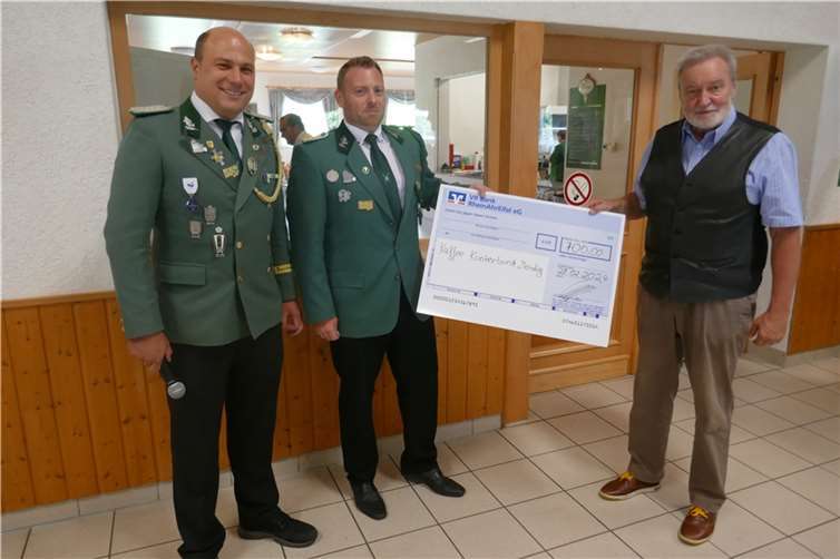 Christoph Nolden und Maik Wienpahl übergeben die Spende an Jörg Wienpahl.  Fotos: privat