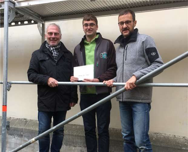 Christoph Quandt überreicht Paul Radermacher und Dechant Jörg Meyrer 1.000 Euro für die Außensanierung von St. Laurentius.privat