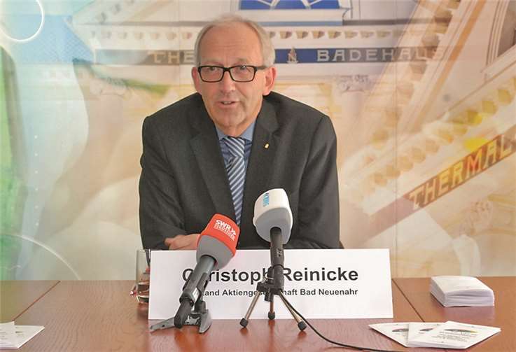 Christoph Reinicke erläuterte die wirtschaftliche Situation der Aktiengesellschaft Bad Neuenahrnach der Einleitung des Insolvenzverfahrens . Schwarz