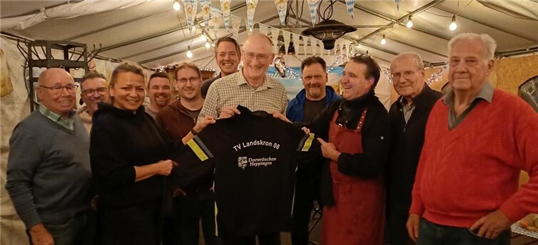 Christoph Schäfer und Maku v. Wetschel vom „Dornröschen Heppingen“ überreichten im Beisein von Kassierer Rainer Schneider (re.) die neuen Trainingsanzüge an Werner Schäfer und die Spieler der Tischtennis-Abteilung des TV Landskron 08 Heppingen. Foto: TV Landskron 08 Heppingen