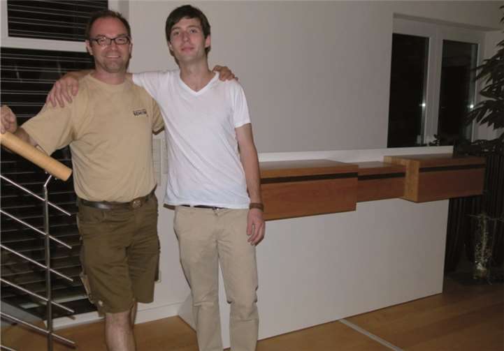 Christoph Schenk freut sich mit Niklas Koch über dessen als Klassenbester bestandene Gesellenprüfung. privat