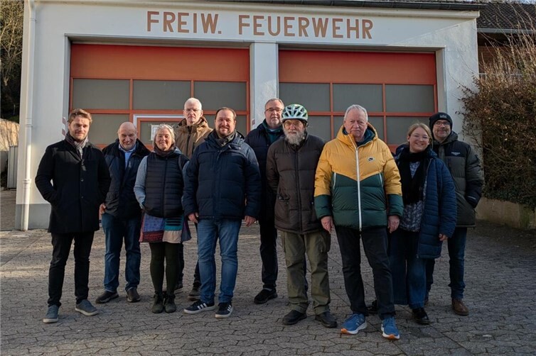 Christoph Scheuer (5. v. l.) und Peter Rochert (4. v. l.) beim Stadtteilrundgang in Gimmigen. Foto: Benjamin Görler