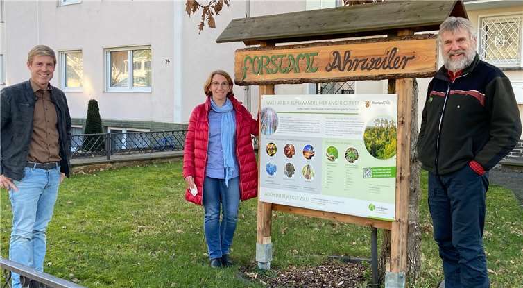 Christoph Schmitt (SPD-Bundestagskandidat WK 198), Susanne Müller (SPD-Landtagskandidatin WK13) und Forstamtsleiter Bolko Haase. Foto: privat