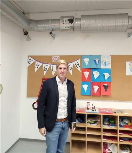 Christoph Schmitt informierte sich in der Grundschule Ringen/Grafschaft, hier werden aktuell Luftfilteranlagen installiert. Foto: privat