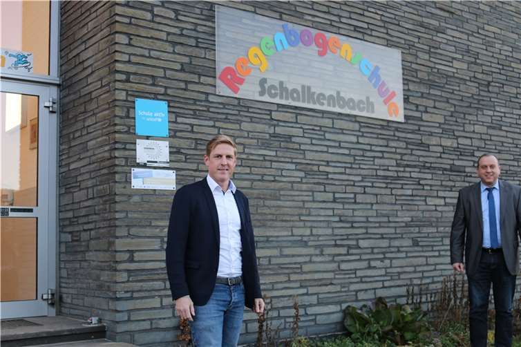 Christoph Schmitt (li.) ließ sich von Verbandsbürgermeister Jochen Bell die Pläne für die Erweiterung der Grundschule erläutern. Foto: privat